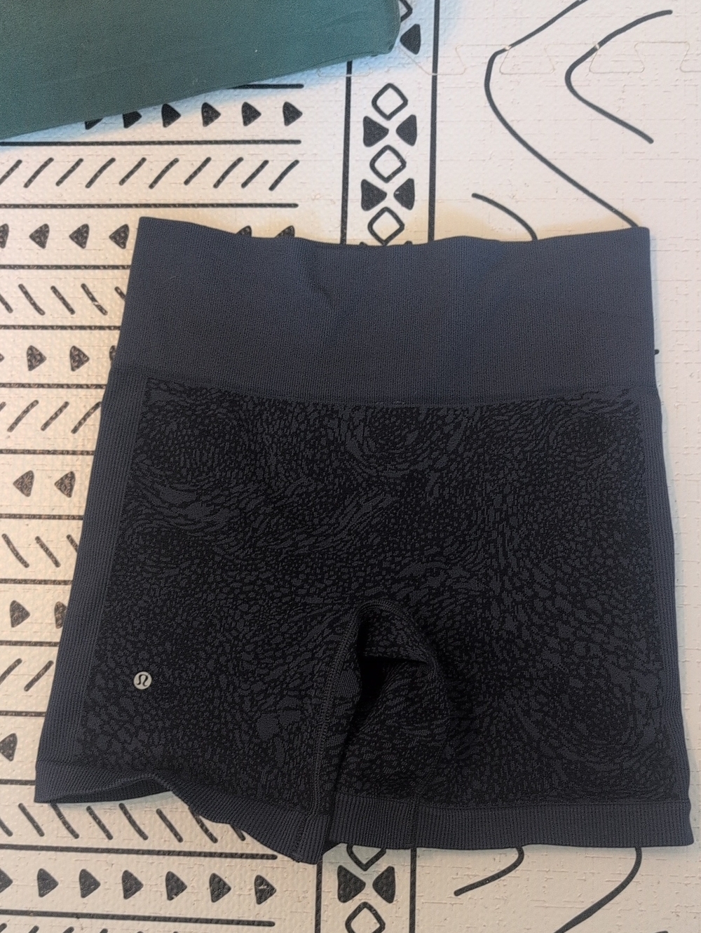 lululemon athletica Black & Navy Textured High-Rise Bike Shorts Size 8
